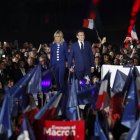 Paris. Emmanuel Macron, junto a su esposa, llegan a festejar el triunfo en las urnas.