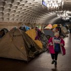 Entre carpas. Cientos de personas sobreviven en las galerías subterráneas del metro de Járkov, donde se acomodan y se organizan para alimentarse y proveerse de seguridad.