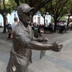 La escultura del hombre de la lotería está ubicada en el parque San Francisco.
