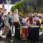 Un grupo de ucranianos intenta entregarse a oficiales de la oficina de Aduanas y Protección Fronteriza (CBP) para pedir refugio en Estados Unidos, el 24 de abril de 2022.