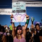 Colectivos sociales y feministas salen a las calles para conmemorar el Día Internacional de la Mujer en Buenos Aires (Argentina), en una fotografía de archivo.