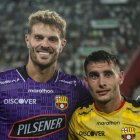 Javier Burrai (i) y Emmanuel Martínez de Barcelona estarían por iniciar los trámites de naturalización como ecuatorianos.