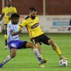Gonzalo Mastriani (d), delantero de Barcelona, domina la pelota en el triunfo ante Macará.