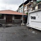 Suciedad. En los exteriores de la estación son evidentes la falta de limpieza y el mal olor que se percibe al transitar por el sitio.