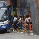 Pestañeras al filo de la calle.