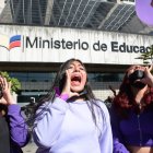 Desde muy temprano, un grupo de más de 100 estudiantes del Colegio fiscal Luis Napoleon Dillon del Norte de Quito, realizaron una manifestación