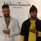 El cantante colombiano Maluma posa junto a su figura de cera hoy, en el museo de cera Madame Tussauds de Medellín