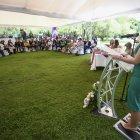 La secretaria de Derechos Humanos, Bernarda Ordóñez, habla durante una rueda de prensa hoy en Quito (Ecuador). Ordoñez mencionó que "la última vez que tuvieron un aumento fue hace tres años", y que ahora cada casa de acogida recibirá 106.000 dólares para este año.