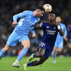 Aymeric Laporte, del City, disputa el balón con el madridista Vinicius Junior.