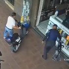 Video. Momentos en que un agente metropolitano retira el ventilador que está afuera del local.