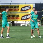 Emmanuel Martínez (d) volvió a las practicas del conjunto canario.