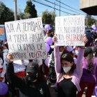 Con carteles y vistiendo el uniforme del plantel educativo varios estudiantes acudieron a la protesta.