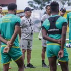Jorgé Célico, técnico de Barcelona, en una charla con sus dirigidos previo al entrenamiento.
