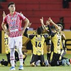 Los jugadores del Táchira celebran uno de los goles frente al conjunto boliviano.