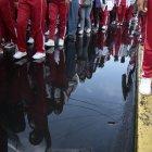 Marcha. Decenas de estudiantes de al menos dos colegios de Quito caminaron hacia el colegio Dillon a exigir justicia.