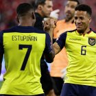 El futbolista ecuatoriano Byron Castillo (d), en una fotografía de archivo