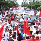 La organizaciones laborales suelen marchar por la avenida 9 de Octubre en Guayaquil en el Día del Trabajo.