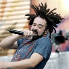 Fotografía de archivo en la que se registró al cantante Adam Duritz, voz líder de la banda Counting Crows, una de las agrupaciones invitadas al SunFest en West Palm Beach (Florida).