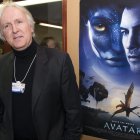 El director, productor y escritor estadounidense James Cameron posa para los fotógrafos previo a una proyección de la película "Avatar" , en una fotografía de archivo.