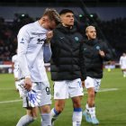 Los jugadores del Inter de Milán dejan desconsolados el campo de juego.