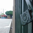 Realidad. Así permanecen diferentes puertas del parque lineal de la avenida 29, en el sur.