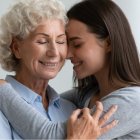 a madre representa el modelo femenino, como ser mujer; la maternidad, el amor a la vida.