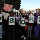 Fotografía de archivo fechada el 28 de septiembre de 2020 que muestra a cientos de mujeres mientras marchan con motivo del Día de Acción Global por el acceso al Aborto Legal y Seguro, en Quito (Ecuador).