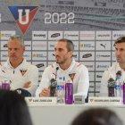 Luis Zubeldía (c), nuevo técnico de Liga de Quito, durante presentación de este jueves 28 de abril.