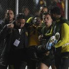 Jaime Arrascaita (c) de Strongest es llevado a una ambulancia en un partido de la Copa Libertadores entre The Strongest y Caracas FC en el estadio Hernando Siles en La Paz (Bolivia), este 27 de abril de 2022.