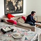 Un hombre teletrabaja desde su domicilio, en una imagen de archivo.