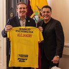 Alejandro Domínguez recibe la camiseta de Barcelona de las manos de Carlos Alfaro Moreno.