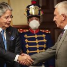 El presidente Guillermo Lasso saluda al nuevo ministro de Defensa, Luis Lara, quien reemplazó a Luis Hernández.