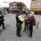 El retorno es lento y paulatino. En las calles de La Mariscal se pueden ver a algunos turistas que han llegado a la ciudad tras la pandemia. Los uniformados les brindan información sobre direcciones, pero también sobre medidas de seguridad.