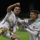 Alexander Alvarado (i) de LDU celebra un gol en un partido de la Copa Sudamericana ante Defensa y Justicia.