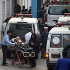 Referencial. Un niño afgano herido es trasladado de una ambulancia al hospital Estiqlal después de una explosión suicida masiva en una mezquita chiíta en Kabul el 21 de noviembre de 2016.