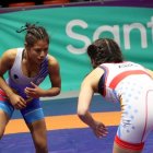 Vicky León (i), luchadora ecuatoriana, en uno de los combates de los Juegos Sudamericanos Juveniles.
