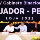 El presidente de Ecuador, Guillermo Lasso (c-d), y su homólogo de Perú, Pedro Castillo (c-i), participan en la Cumbre Presidencial y Gabinete Binacional hoy, en la ciudad fronteriza de Loja (Ecuador).