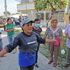 MORADORES DE LA PRADERA 2 SE QUEJA CON EL MUNICIPIO POR QUE NO DEJAN QUE ESTE EN EL LUGAR LA FERIA DE VIVERES PERSONAL DEL MUNICIPIO LLEAGRON AL LUGAR A DESALOJAR 27 DE ABRIL DEL 2022 GUAYAQUIL-ECUADOR ag-periodistas