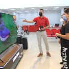 Tienda. Melina Jiménez, cliente, cotiza un televisor de 82 pulgadas en el almacén Créditos Económicos de la vía a la costa.