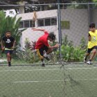 Juegos. El fútbol, el índor, los juegos de mesa y el skate constan entre las actividades que se practican al interior de los parques.