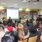 Un grupo de migrantes asiste a un evento de la Embajada de Ecuador en España.