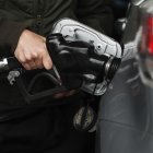 La tabla difundida por la cartera de Energía indica que el nuevo precio de venta al público para la gasolina súper es de 79,38 pesos (1,99 dólares) por litro y el gasoil 61,99 pesos (1,55 dólares) por litro. Fotografía de archivo.