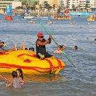 Mar. Turistas de Salinas aprovecharon para jugar con el agua salada