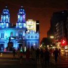 Sector. La luminosidad en la Plaza San Francisco alivia un poco el paso de los transeúntes.