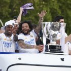 Los jugadores del Real Madrid pasearon con el trofeo de campeones del fútbol español.
