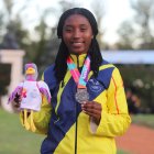 Daniela   Espinoza muestra la presea de plata obtenida en los Juegos Sudamericanos Juveniles de Rosario.