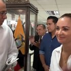 Amistades. Glas acude a presentarse ante los jueces en compañía de un círculo íntimo. Tras Marcela Aguiñaga, Ronny Aleaga y el juez Pedro Moreira.