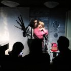 Shows. Obras de todos los géneros se viven en los microteatros. Los actores tienen mucha cercanía con el público.