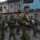 Militares ecuatorianos realizan operativos con fin de contrarrestar hechos delictivos y de violencia, durante el primer día de estado de excepción, en Guayaquil (Ecuador), este 30 de abril de 2022.