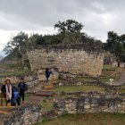 Turistas mientras pasean frente al templo mayor de la ciudad fortificada de Kuélap, en una fotografía de archivo.